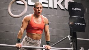 Woman-doing-Muscle-Up