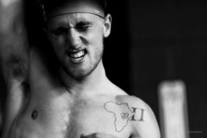 athlete struggles but grinds through crossfit open workout